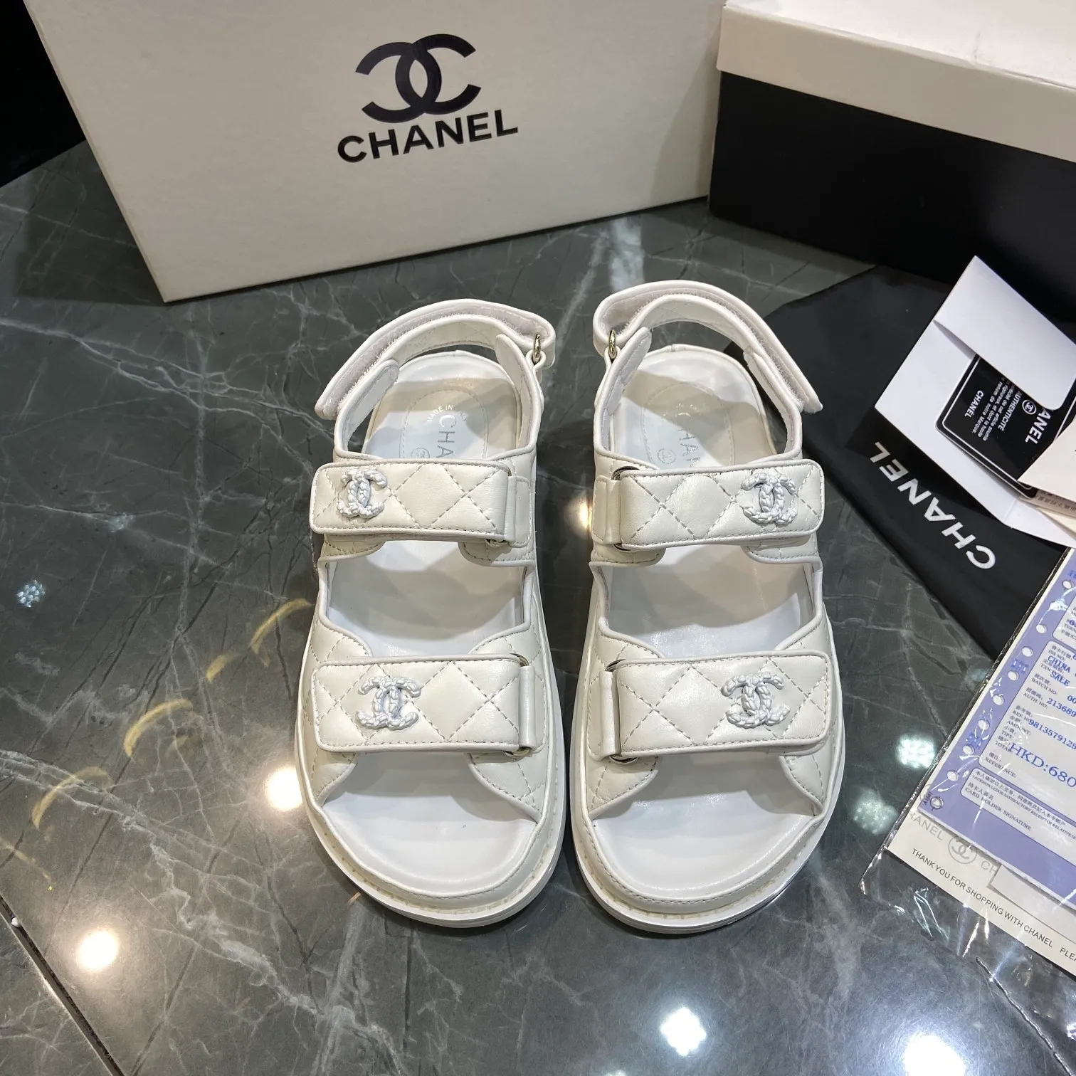 👟👟Ex-factory price 480👟👟 𝑐ℎ𝒶𝓃𝓮𝓁 ❷⓿❷2The latest new season of Velcro sandals in early spring ————————————❤ European purchasing agent & the latest fashion version of Grandma’s Home🔛 Small fragrant sandals that exude lasting charm~The original version was developed to support any comparison in the market🆚The so-called smooth and natural lines restore the original look. Many celebrities have recommended it. It is one of the must-have items for the beginning of spring. It is super comfortable on the feet. 35-40 (41 can be customized